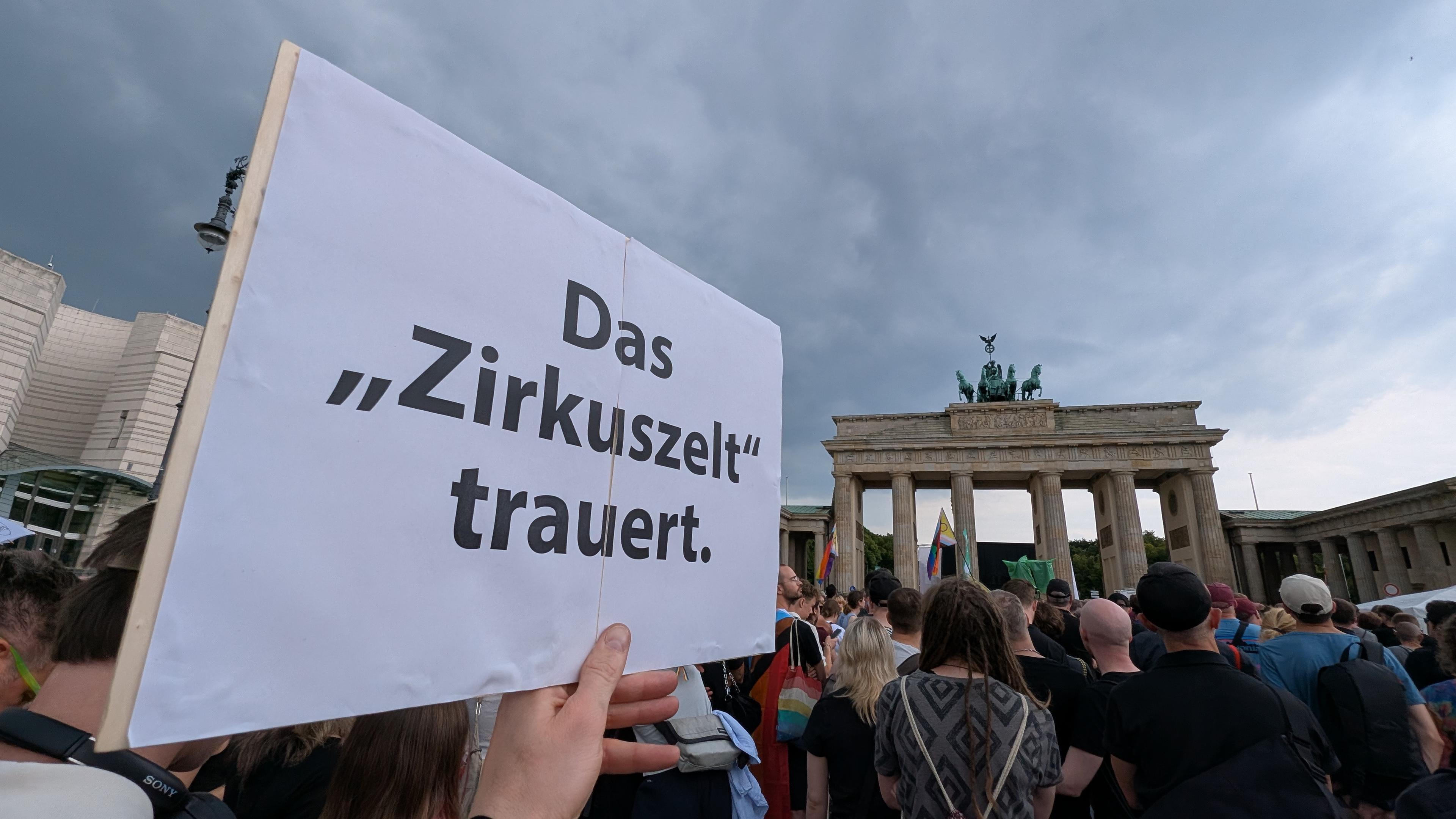 Plakat mit der Aufschrift Das "Zirkuszelt" trauert. Im Hintergrund ist das Brandenburger Tor