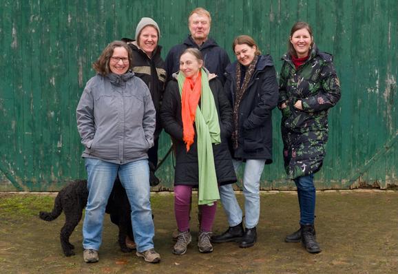 Das Gruppenfoto zeigt lachenden Mitglieder des Rats: Christine, Jochen, Kristina, Lisa, Simone und Uli 