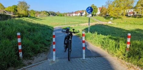 Neuer Poller an der Flutmuldenquerung