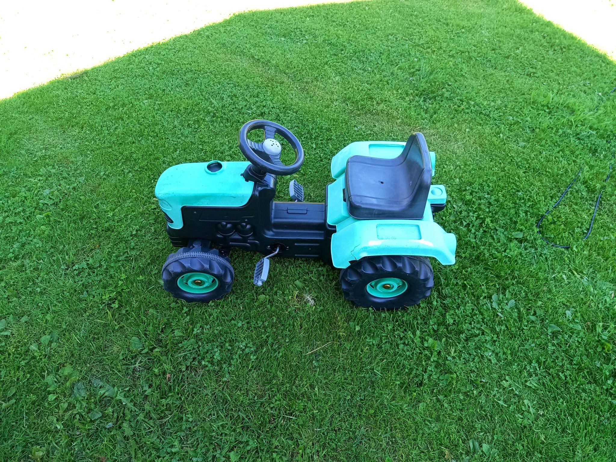 The green and black tractor, cleaned, reassembled and greased. Ready for a ride.