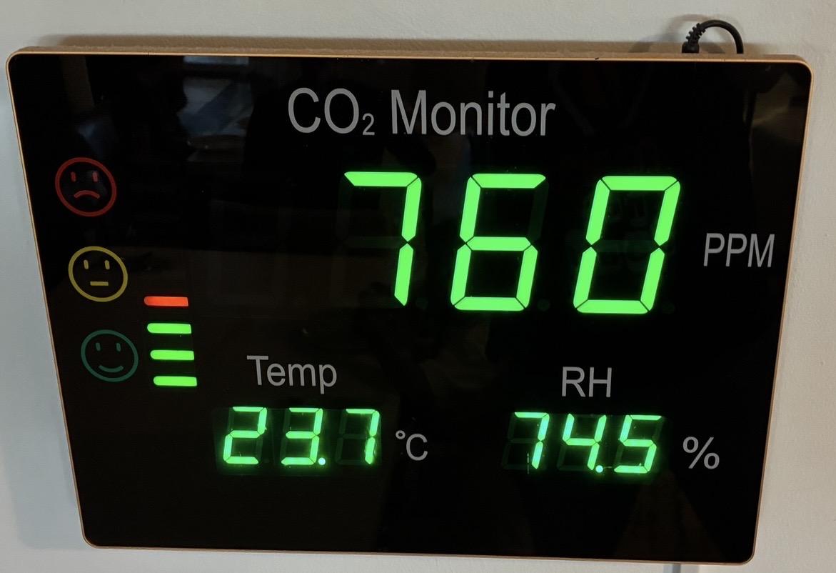 CO2-Monitor. 760 ppm, 23.7 °C, 74.5 % RH.