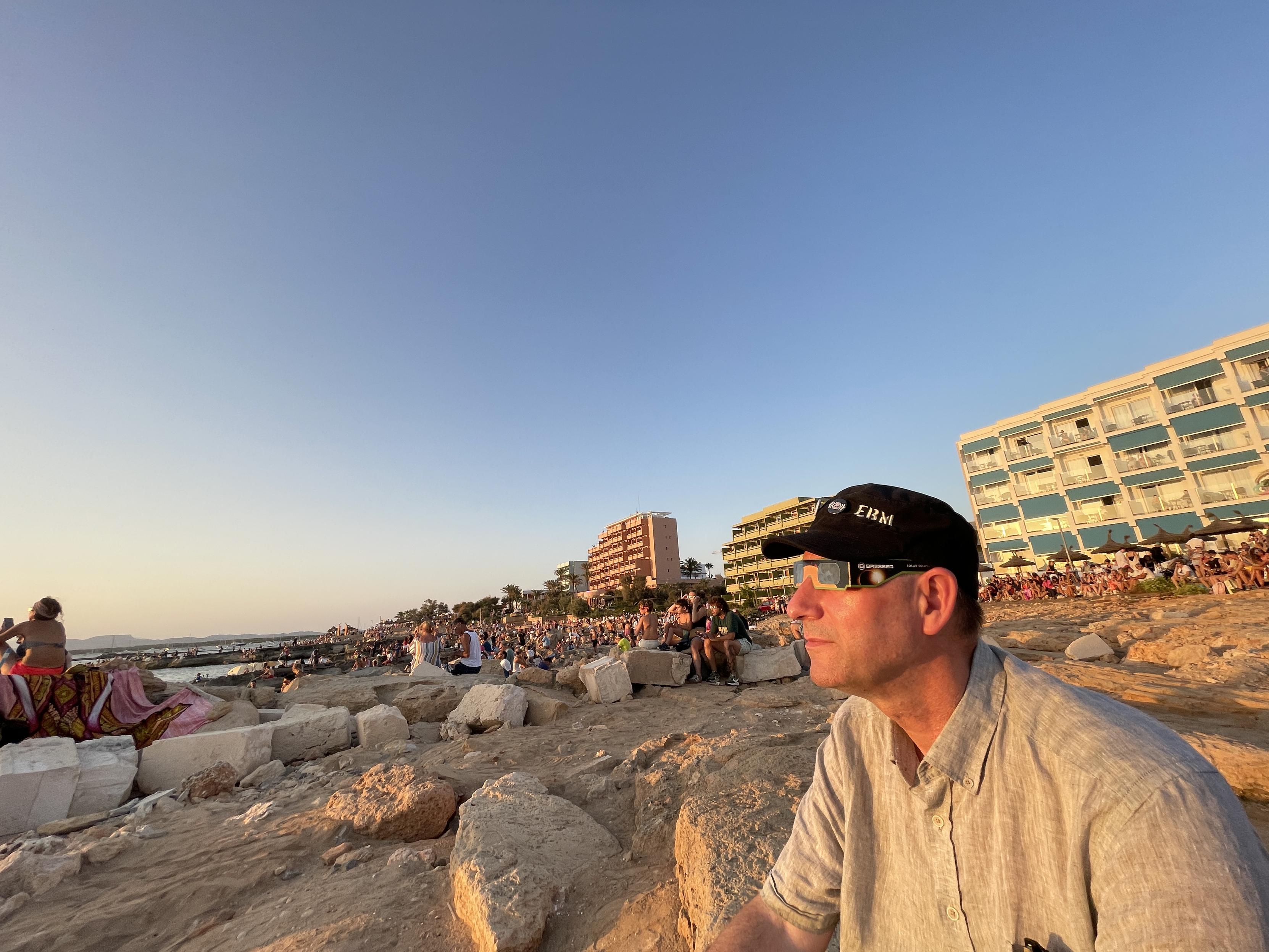 Sonnenfinsternis 2026 – Colònia de Sant Jordi (Mallorca). Stimmungsbild mit Finsternisbrille.