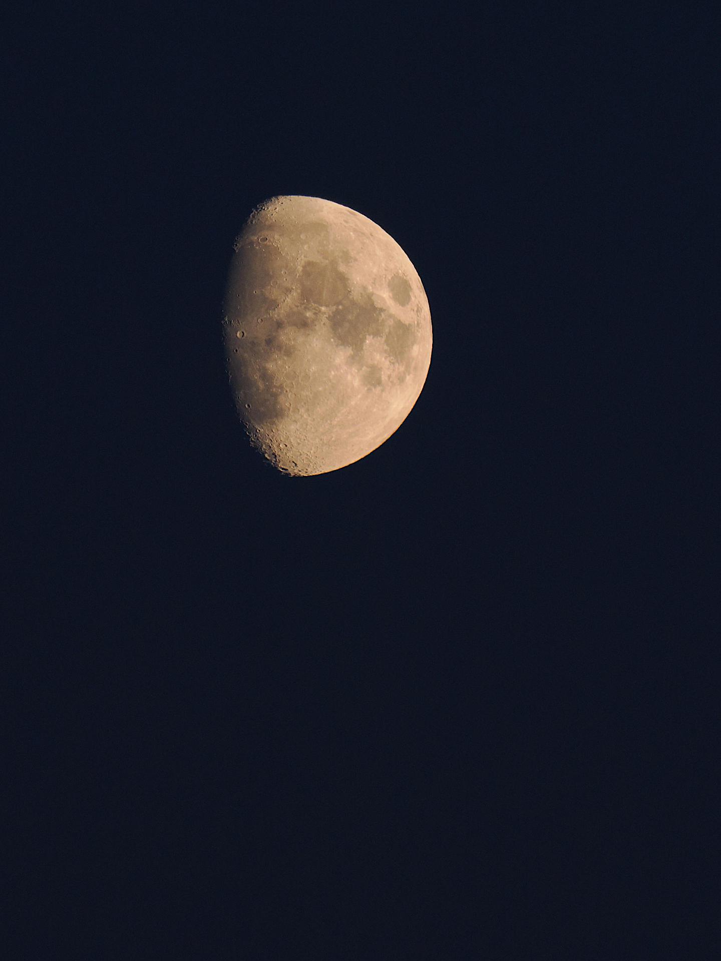 Der Mond zu Beginn der partiellen Mondfinsternis am 28.08.2026 in Deutschland.