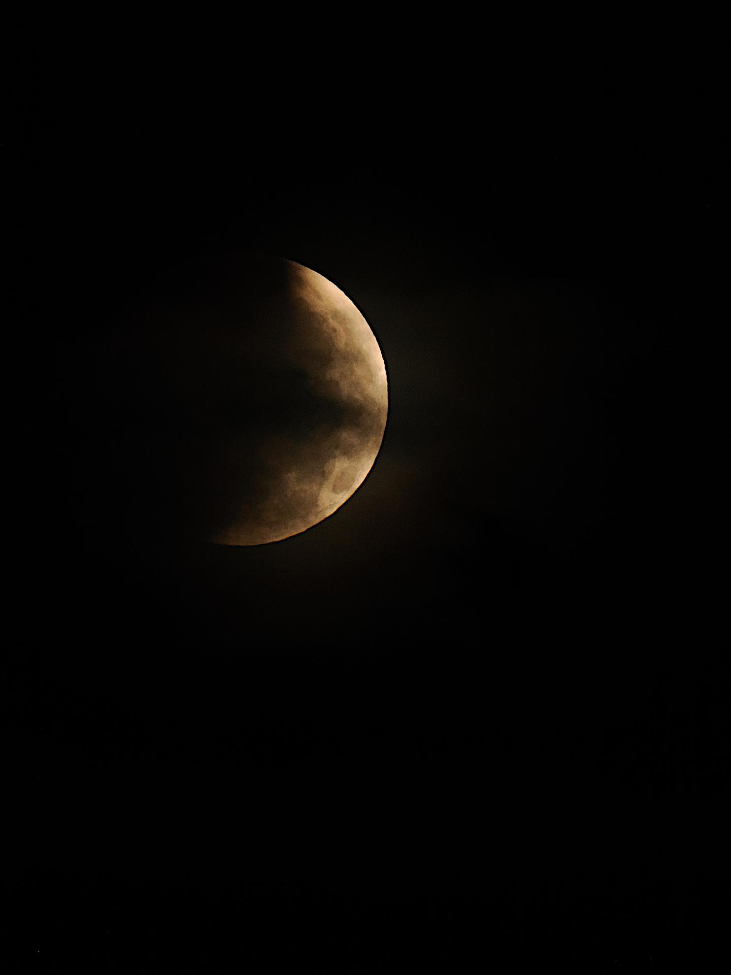 Der Mond während der partiellen Mondfinsternis am 28.08.2026 in Deutschland.