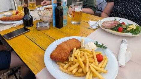 Ein Tisch in einem Restaurant mit verschiedenen Speisen und Getränken.