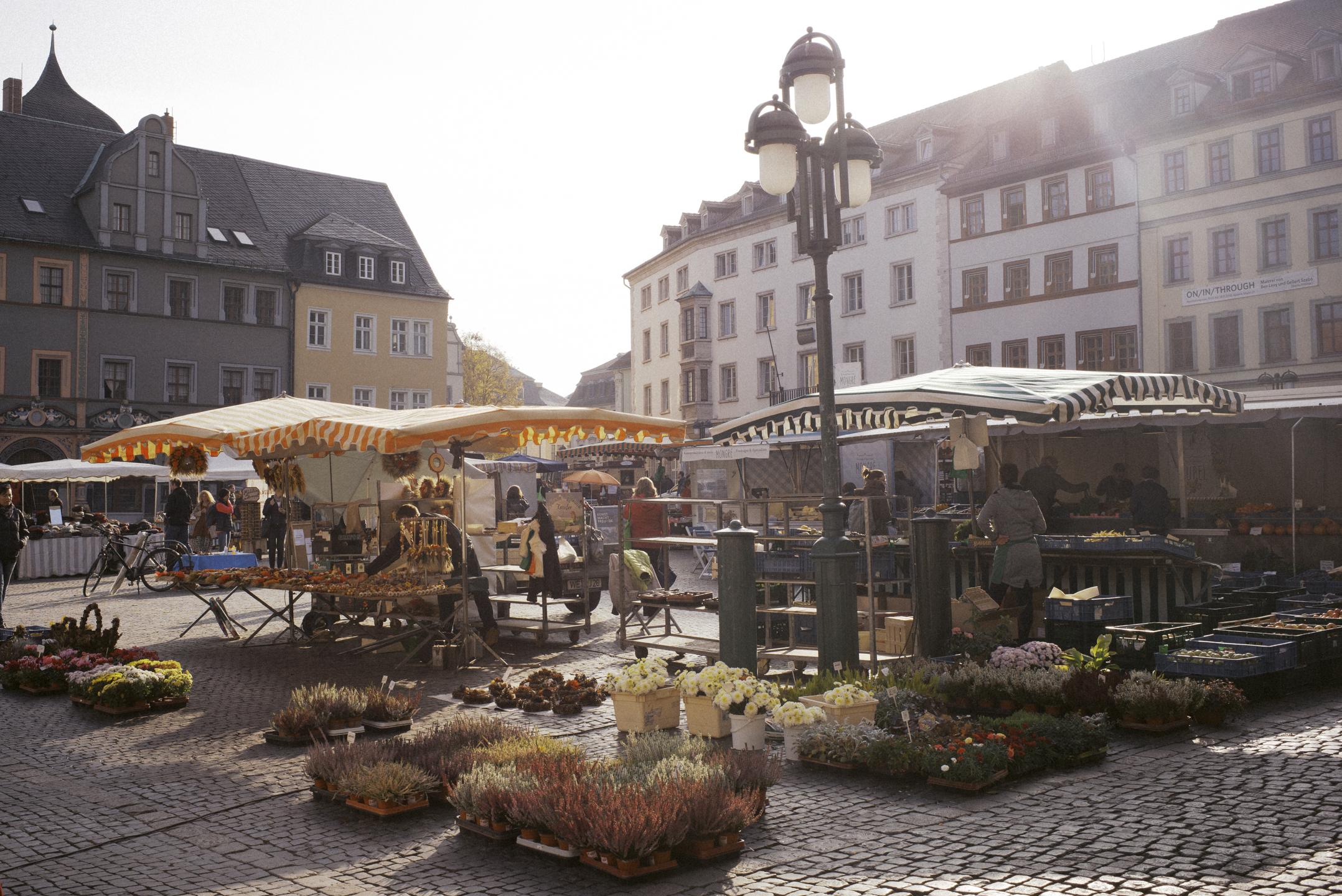 Der Marktplatz am Morgen. Die ersten Stände sind schon aufgebaut.