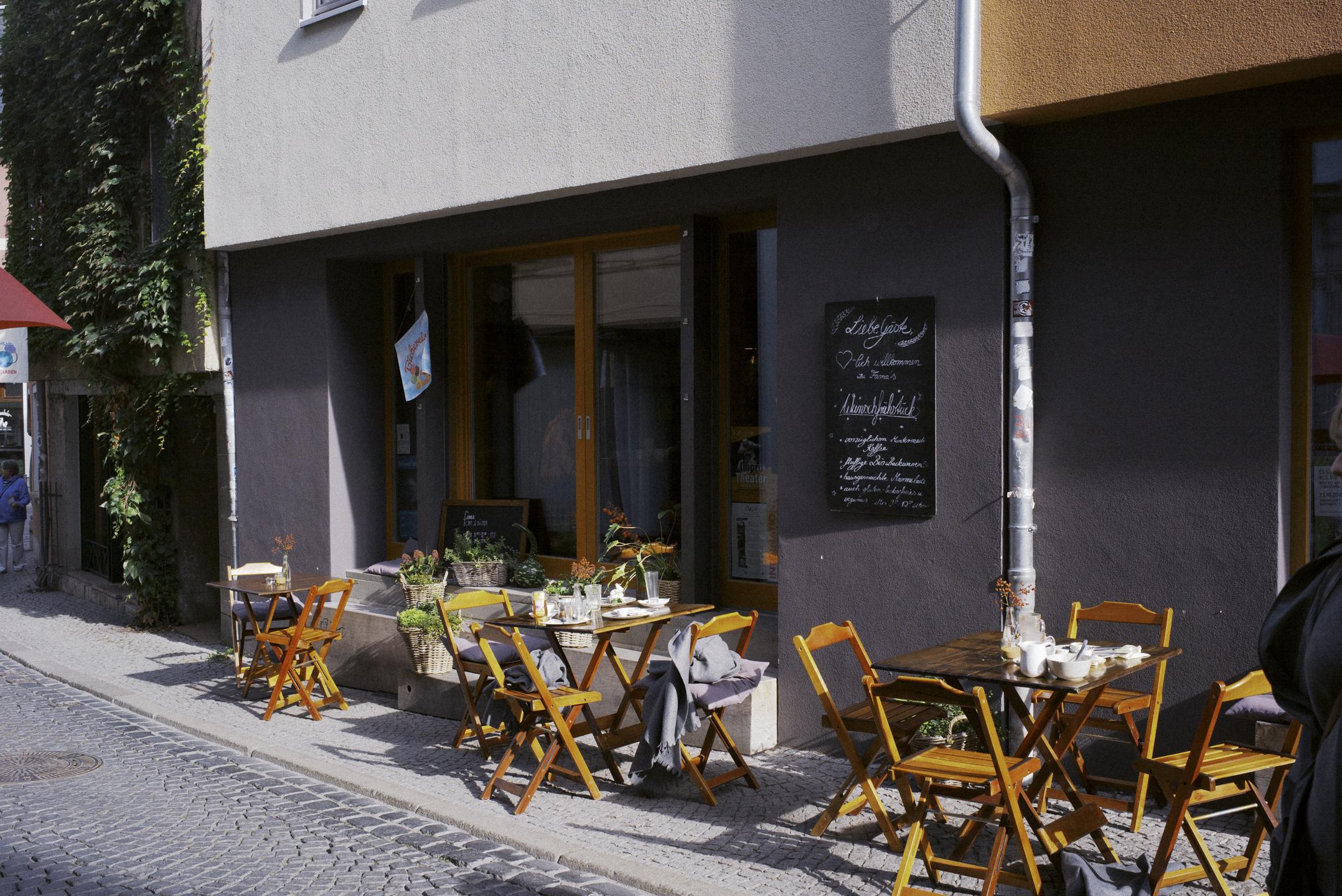 Ein wunderbares Kaffee in Weimar. Leere Stühle stehen davor.